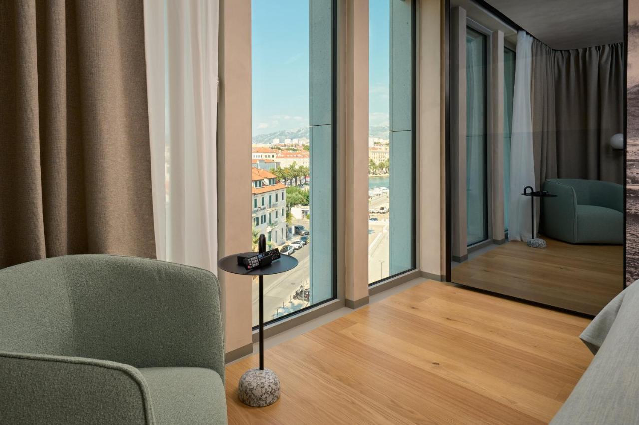 Hotel Ambasador Σπλιτ Εξωτερικό φωτογραφία A room at the hotel