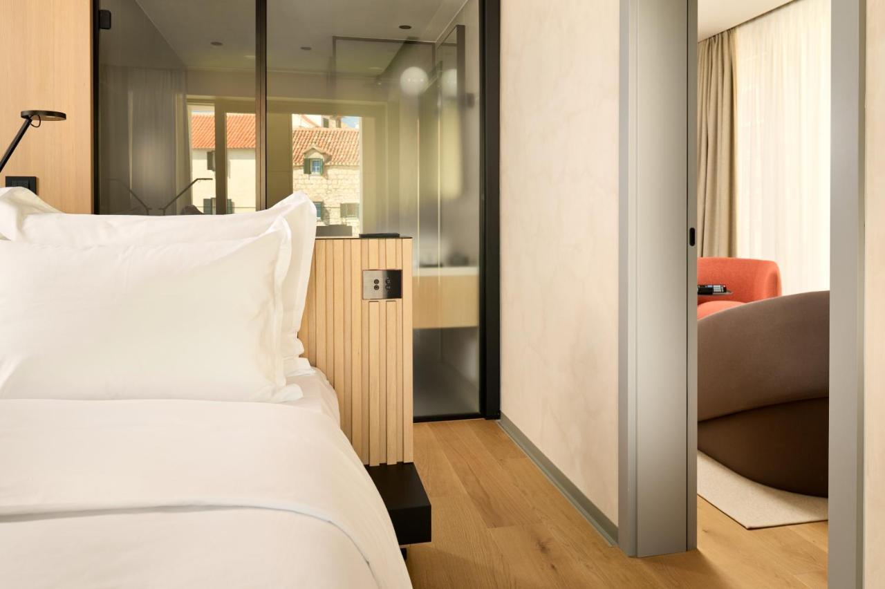 Hotel Ambasador Σπλιτ Εξωτερικό φωτογραφία A room at the hotel