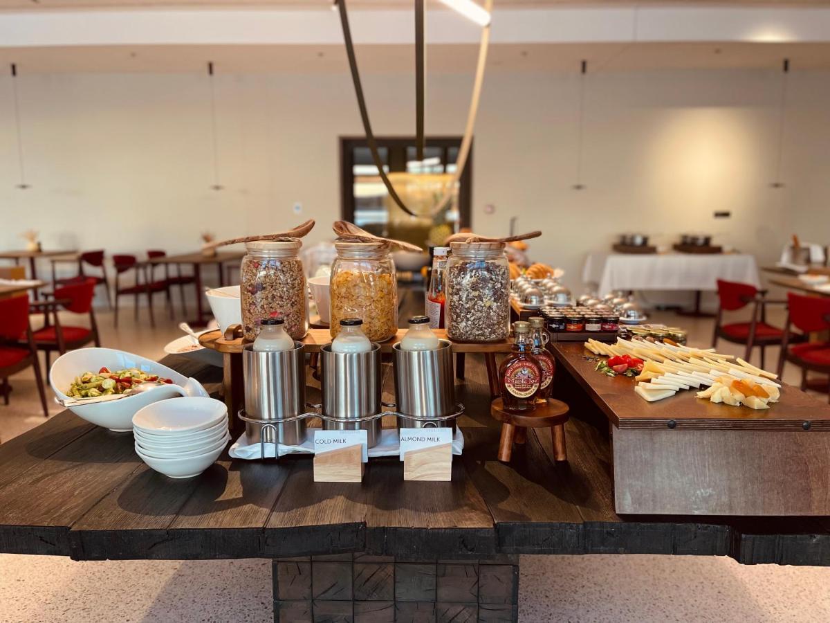Hotel Ambasador Σπλιτ Εξωτερικό φωτογραφία Breakfast at the hotel