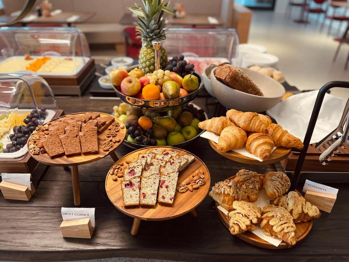 Hotel Ambasador Σπλιτ Εξωτερικό φωτογραφία A selection of breakfast items at a hotel