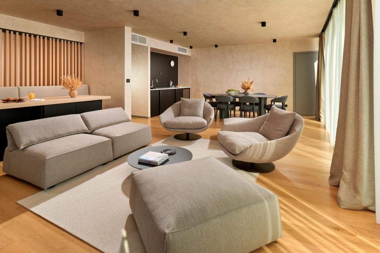 Hotel Ambasador Σπλιτ Εξωτερικό φωτογραφία A living room