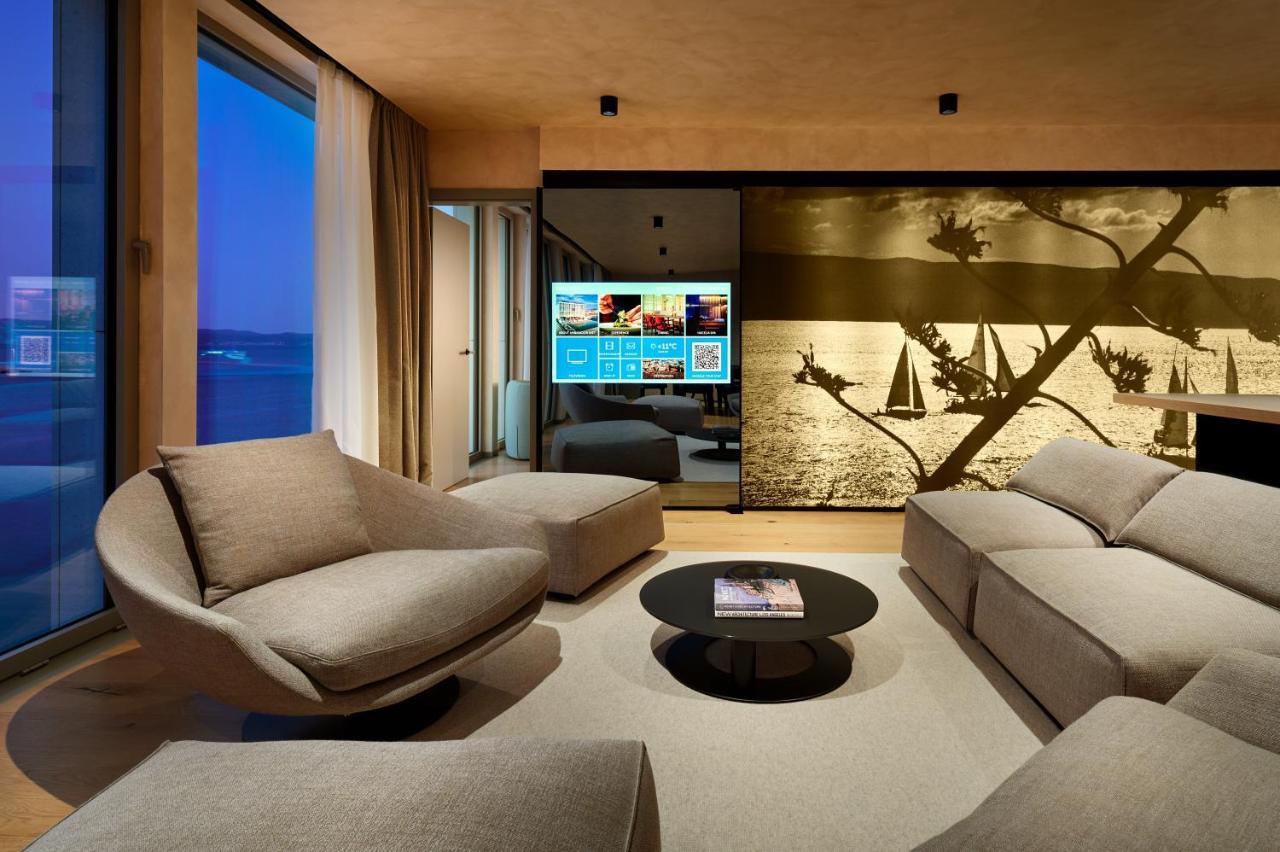 Hotel Ambasador Σπλιτ Εξωτερικό φωτογραφία A living room in a private home